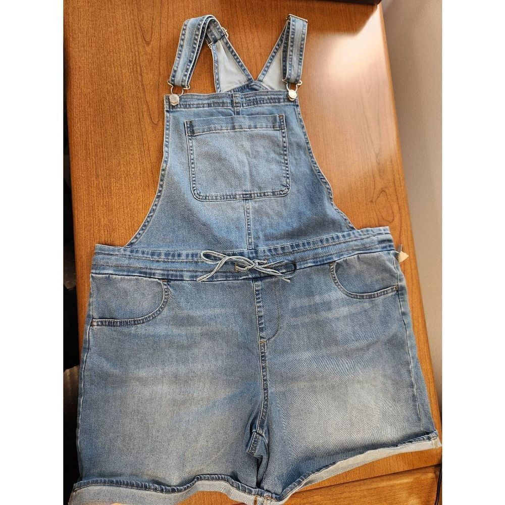 NWT Maurices Medium light blue bibs with tie waistband